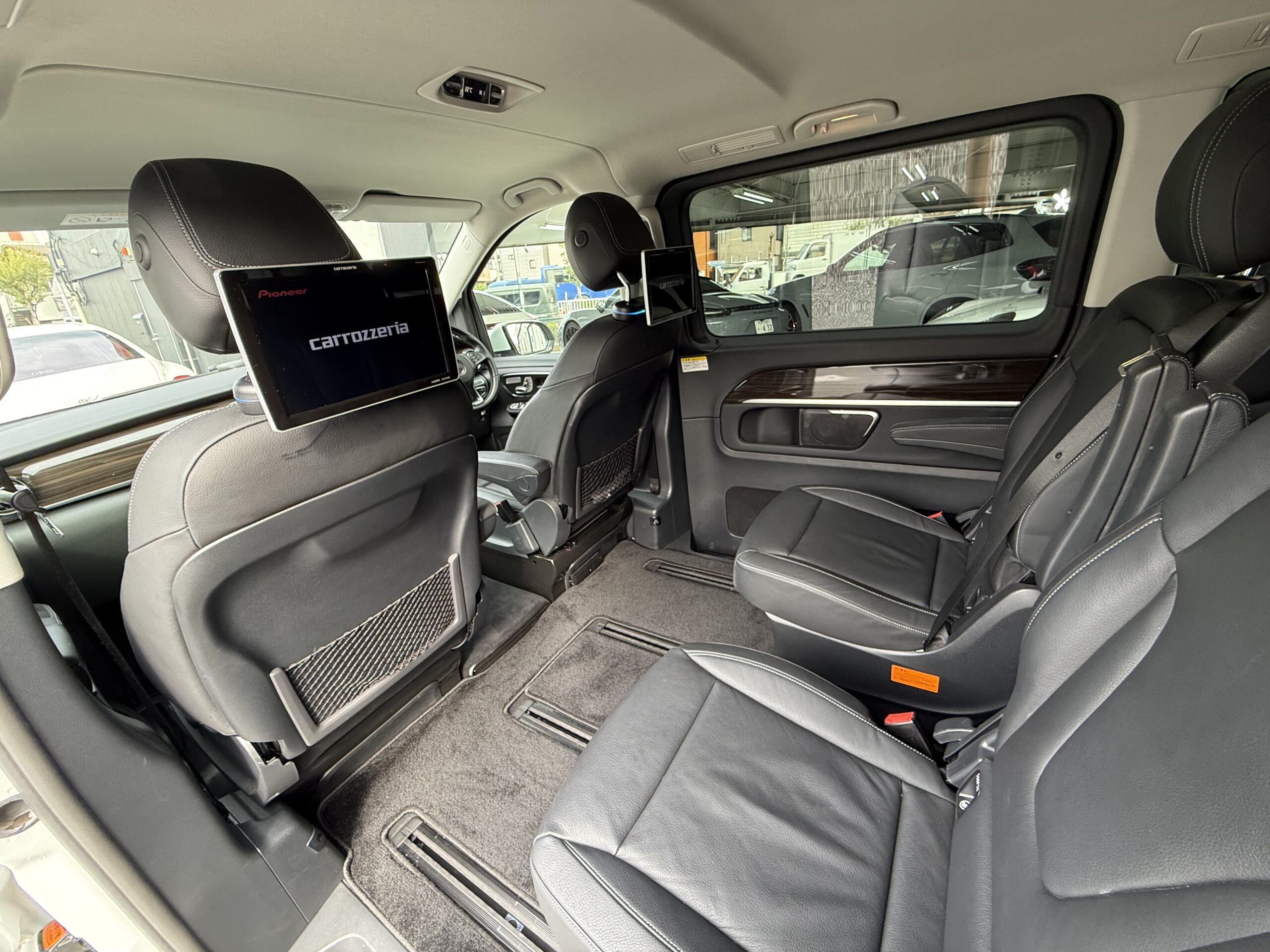 メルセデス・ベンツ V220d ナッパレザー＆ブラウンウッドトリム 前席インテリア