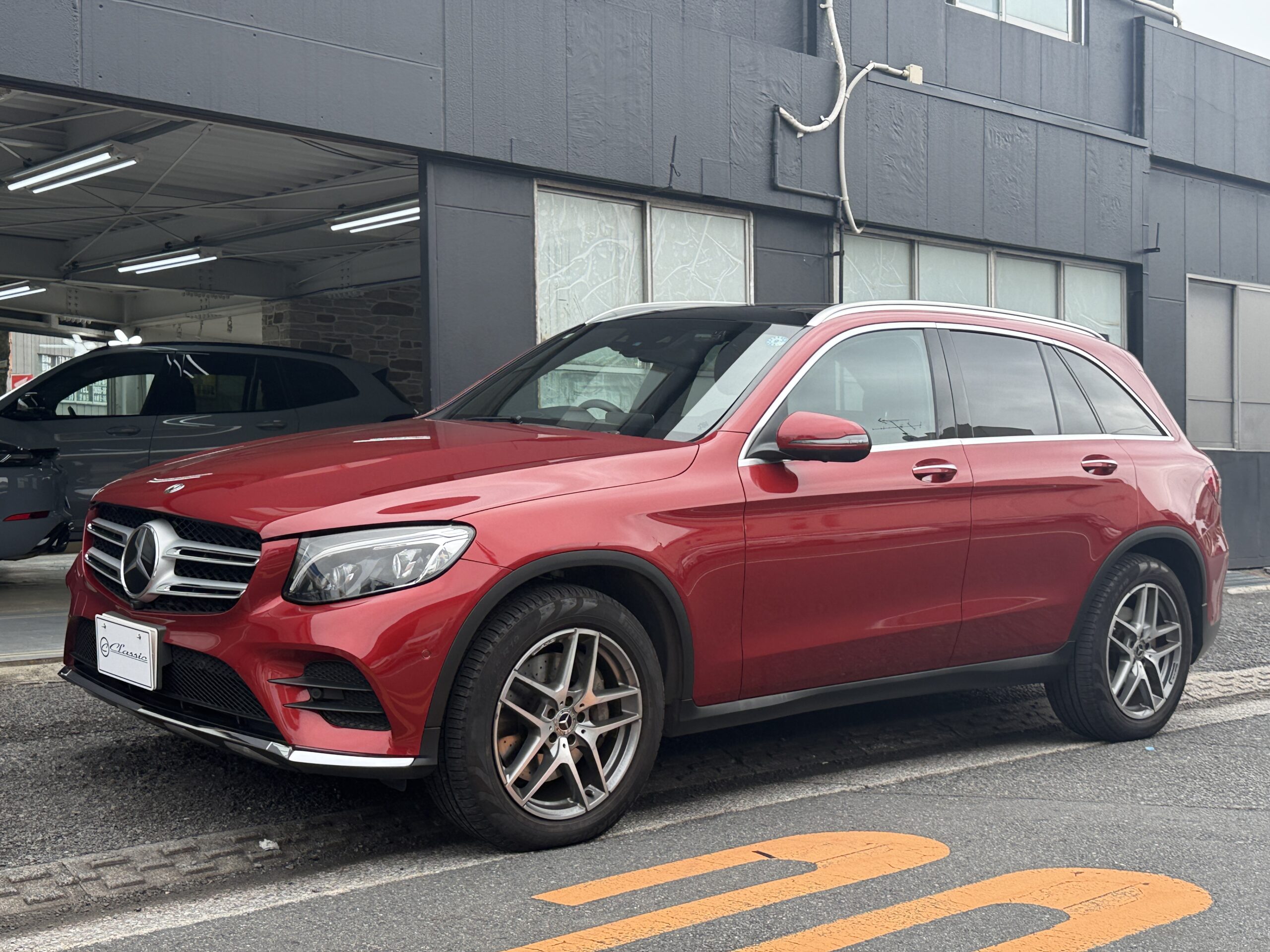 メルセデス・ベンツ GLC250 4MATIC Sports 外装フロント designoヒヤシンスレッド